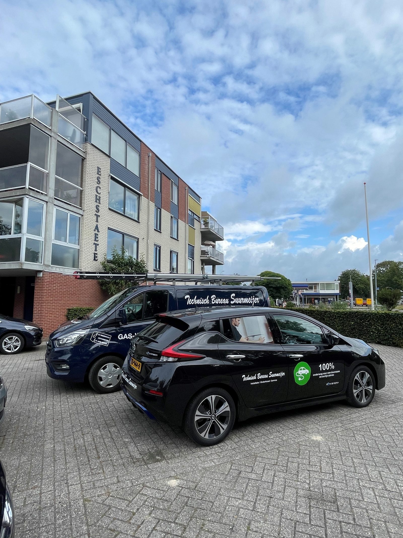 Elektrische auto van Technisch Bureau Suurmeijer met 100% sticker