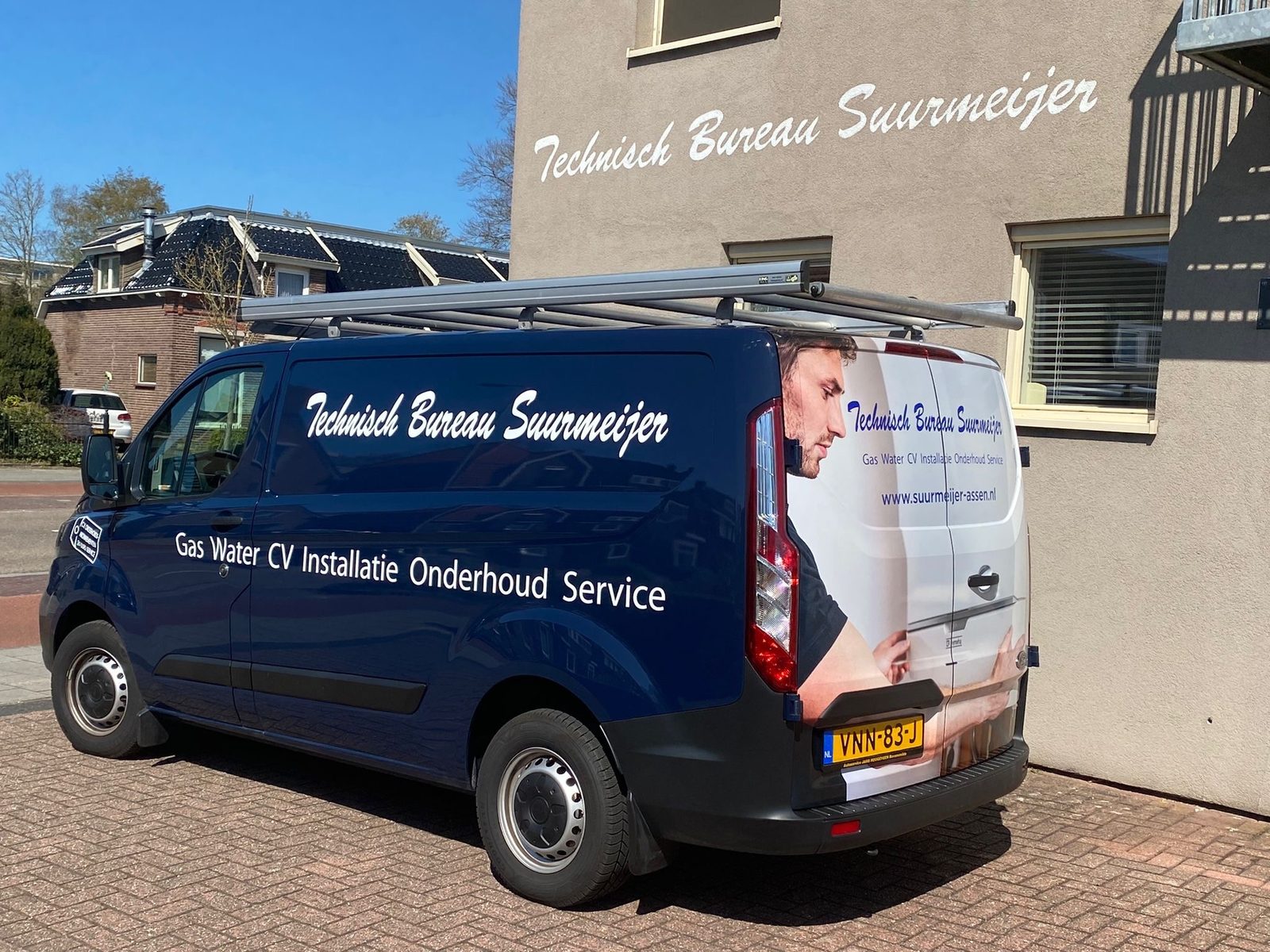 Servicebus van Technisch Bureau Suurmeijer aan de Groningerstraat in Assen
